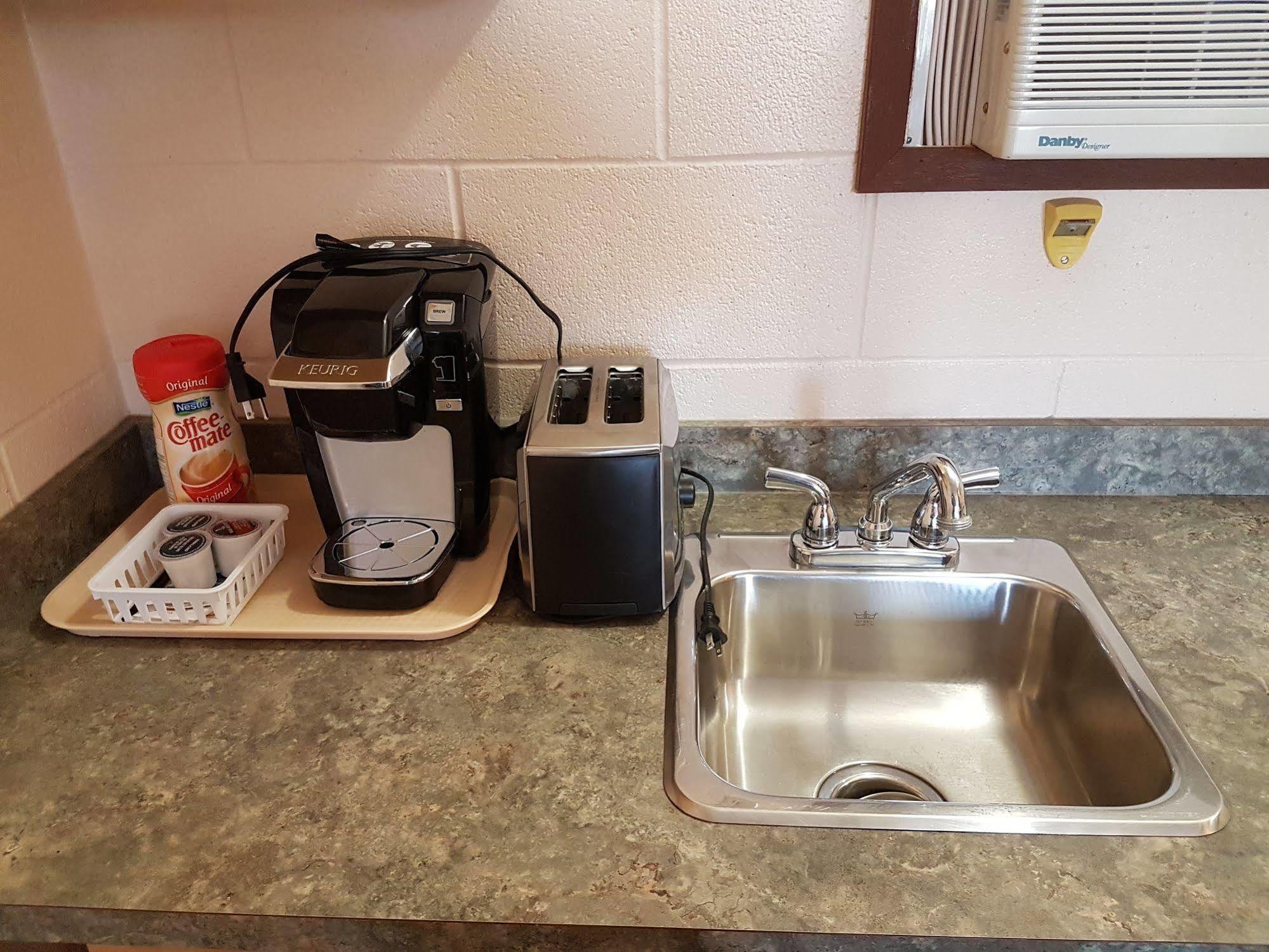 Econo Lodge Inn & Suites Pincher Creek Bagian luar foto