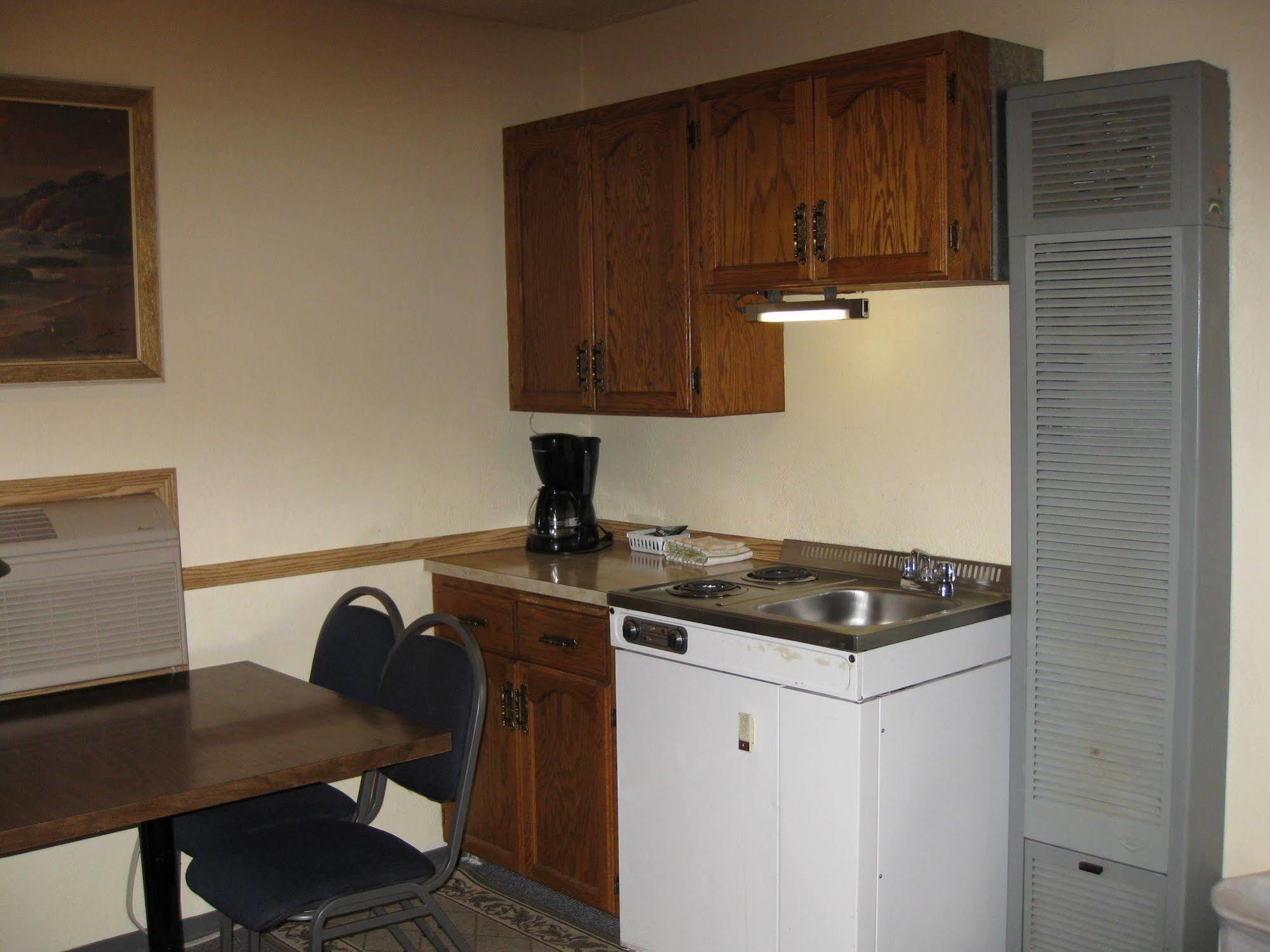 Econo Lodge Inn & Suites Pincher Creek Bagian luar foto