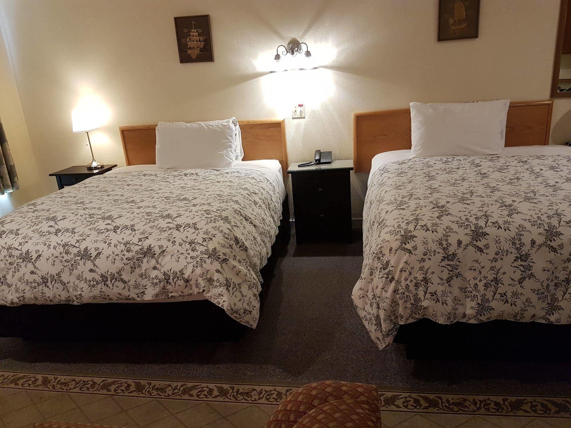 Econo Lodge Inn & Suites Pincher Creek Bagian luar foto