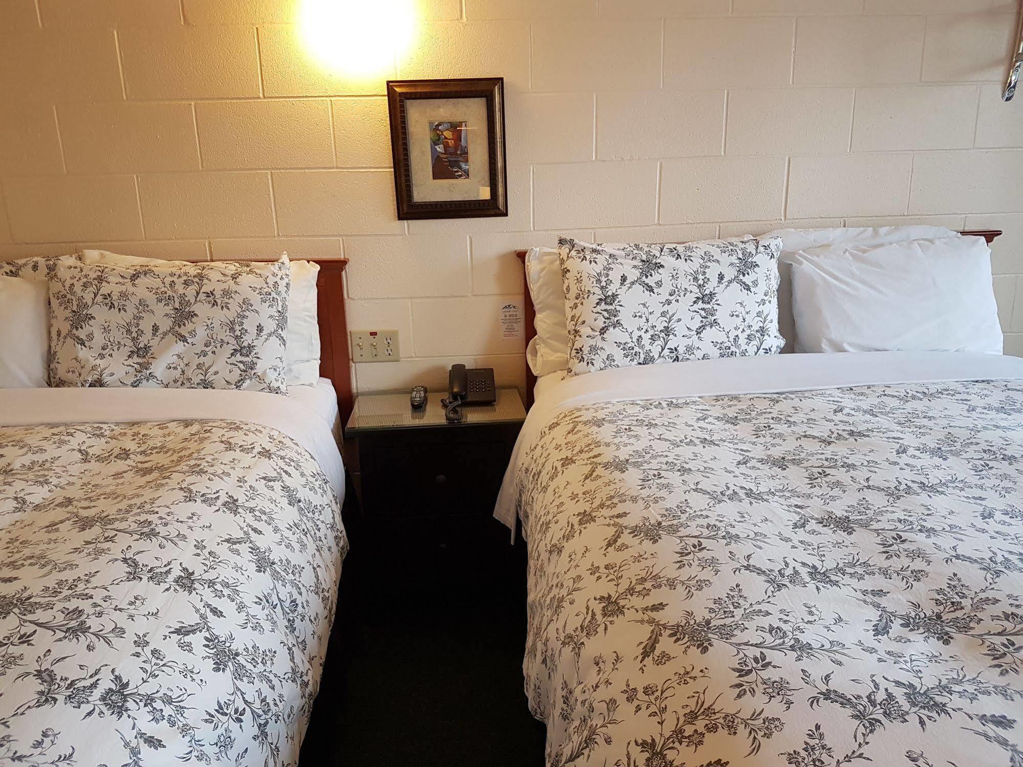 Econo Lodge Inn & Suites Pincher Creek Bagian luar foto