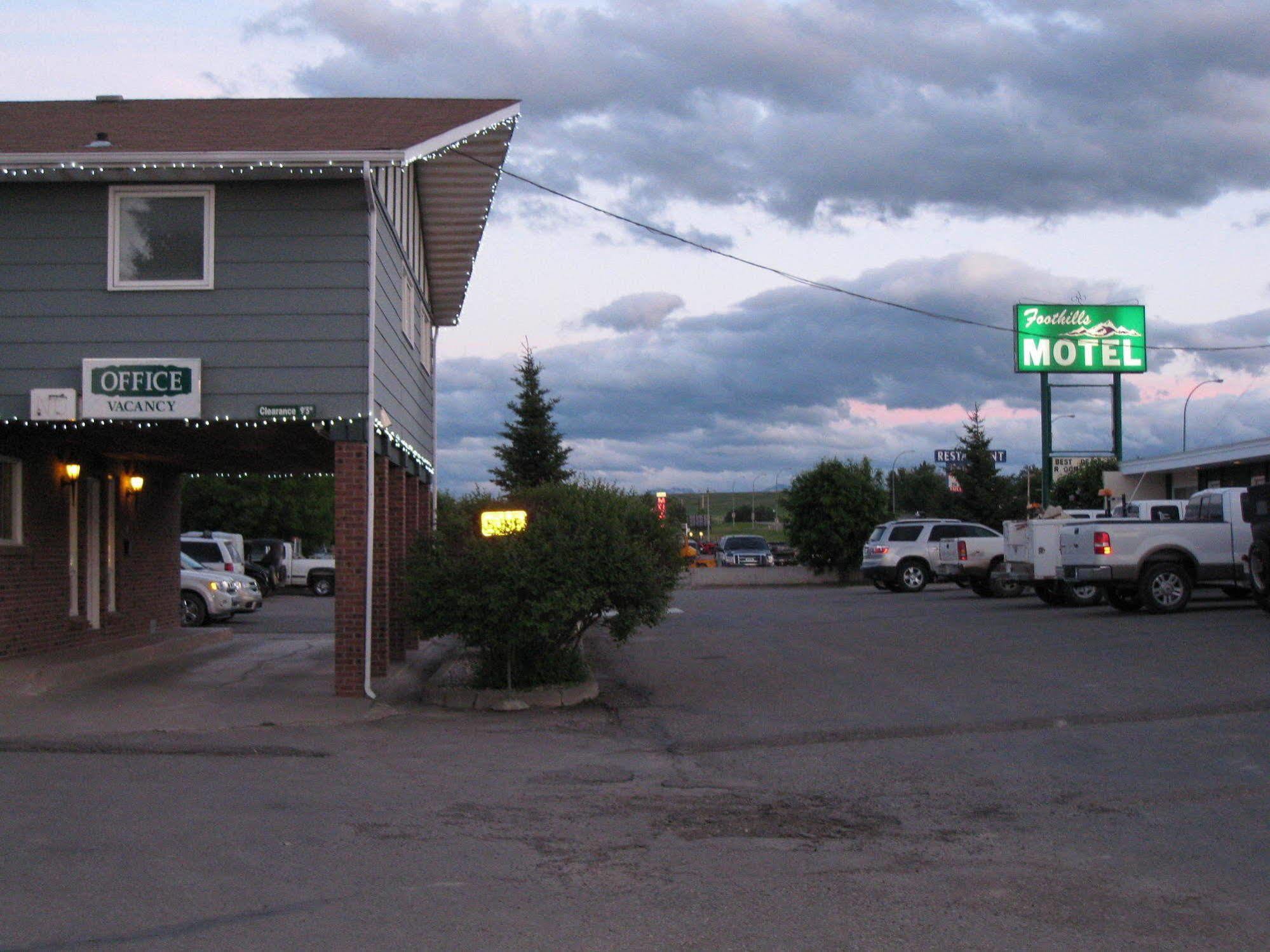 Econo Lodge Inn & Suites Pincher Creek Bagian luar foto