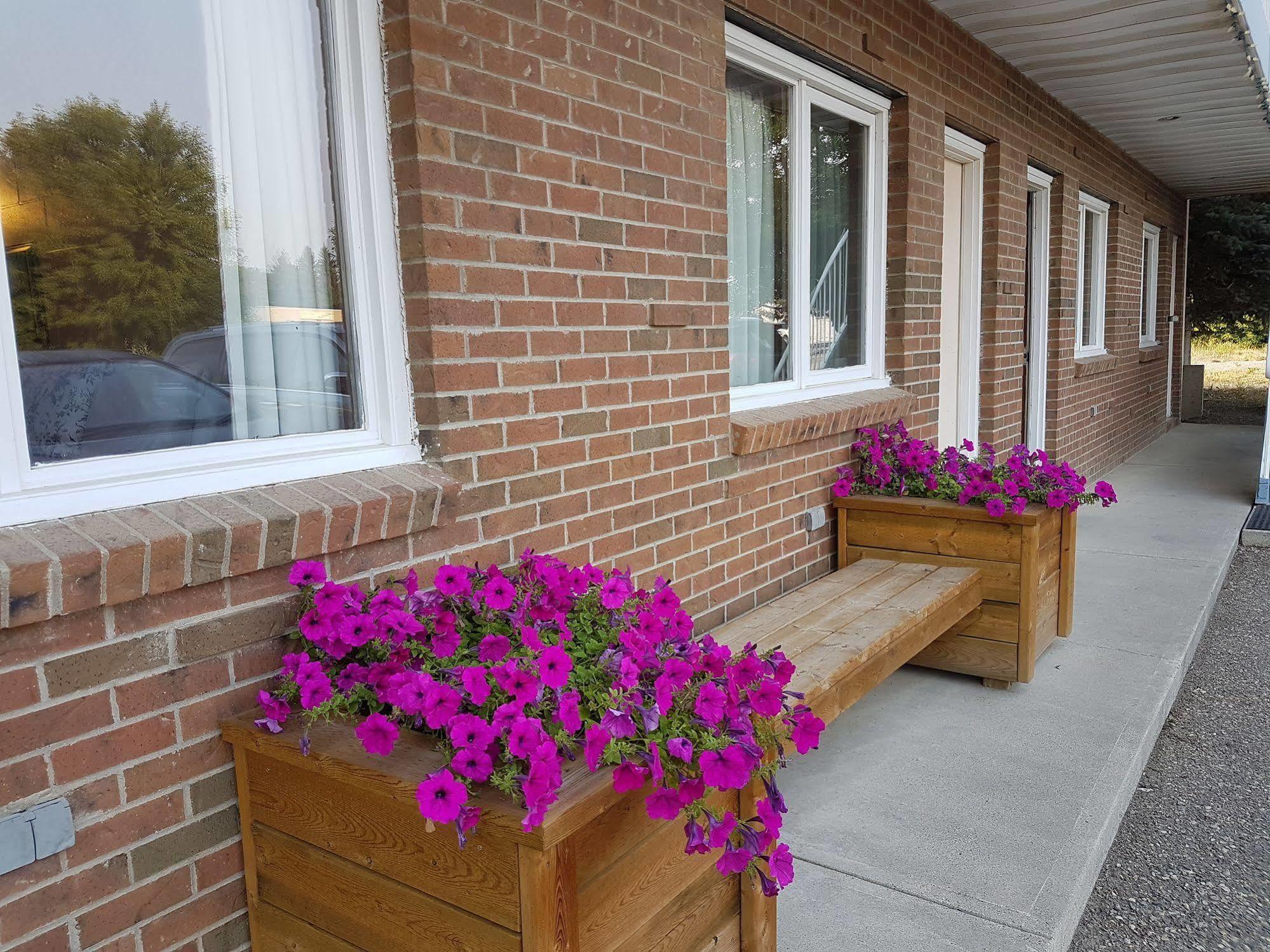 Econo Lodge Inn & Suites Pincher Creek Bagian luar foto
