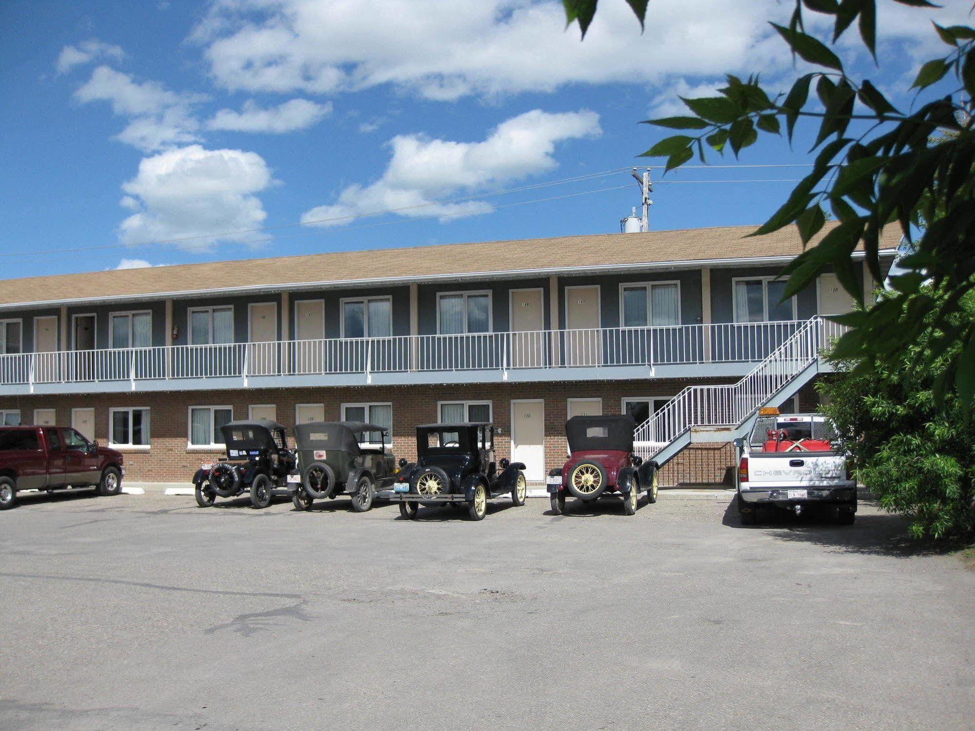 Econo Lodge Inn & Suites Pincher Creek Bagian luar foto