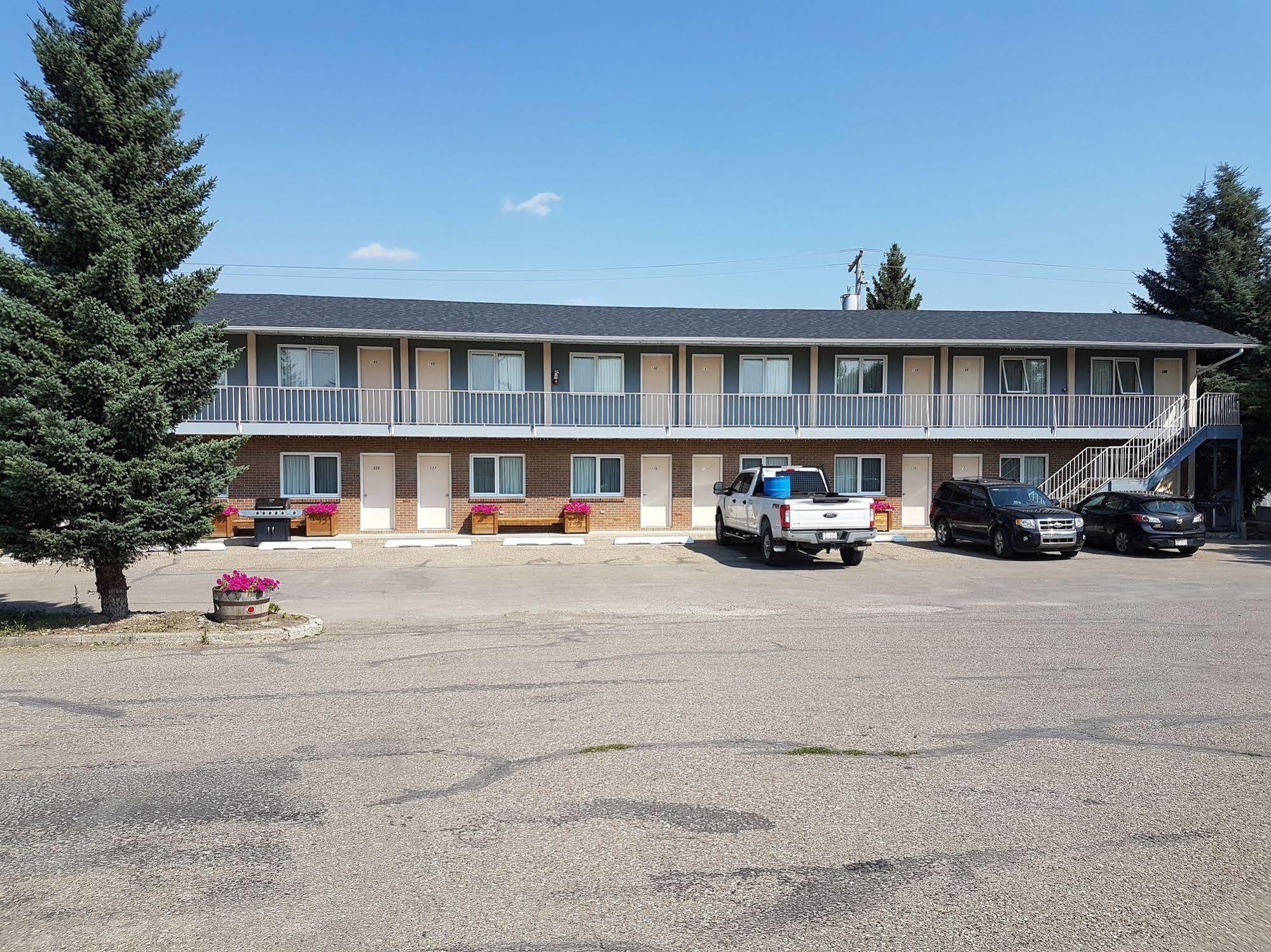 Econo Lodge Inn & Suites Pincher Creek Bagian luar foto