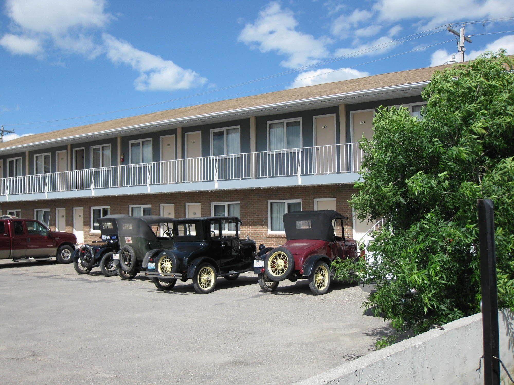 Econo Lodge Inn & Suites Pincher Creek Bagian luar foto