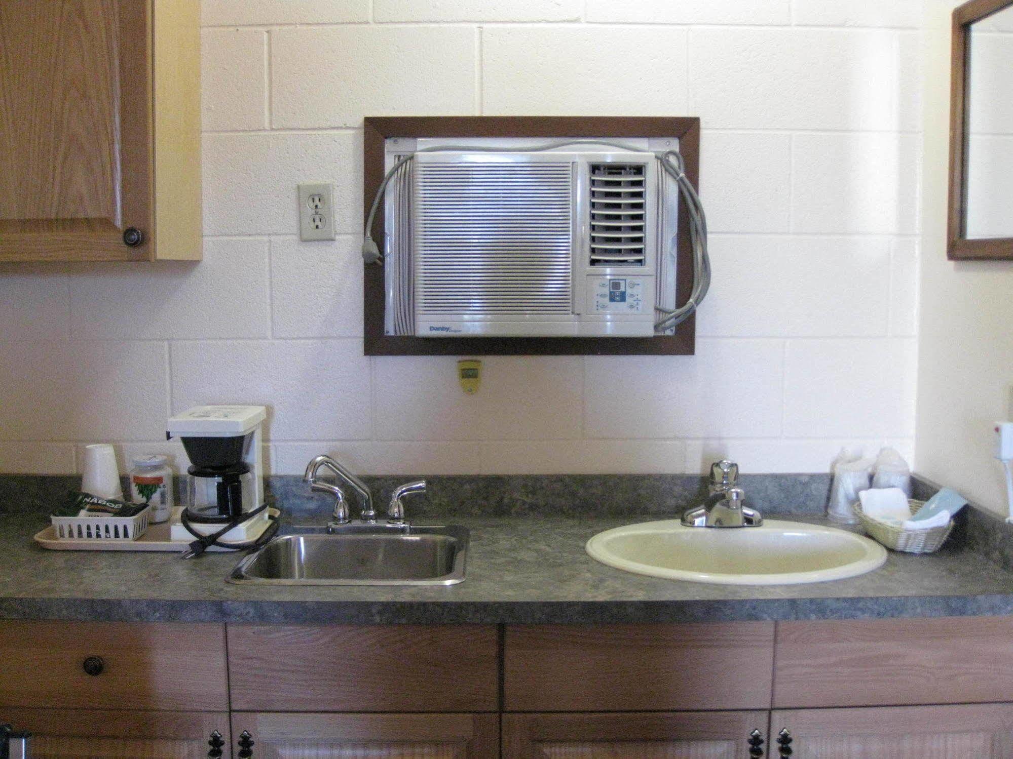 Econo Lodge Inn & Suites Pincher Creek Bagian luar foto