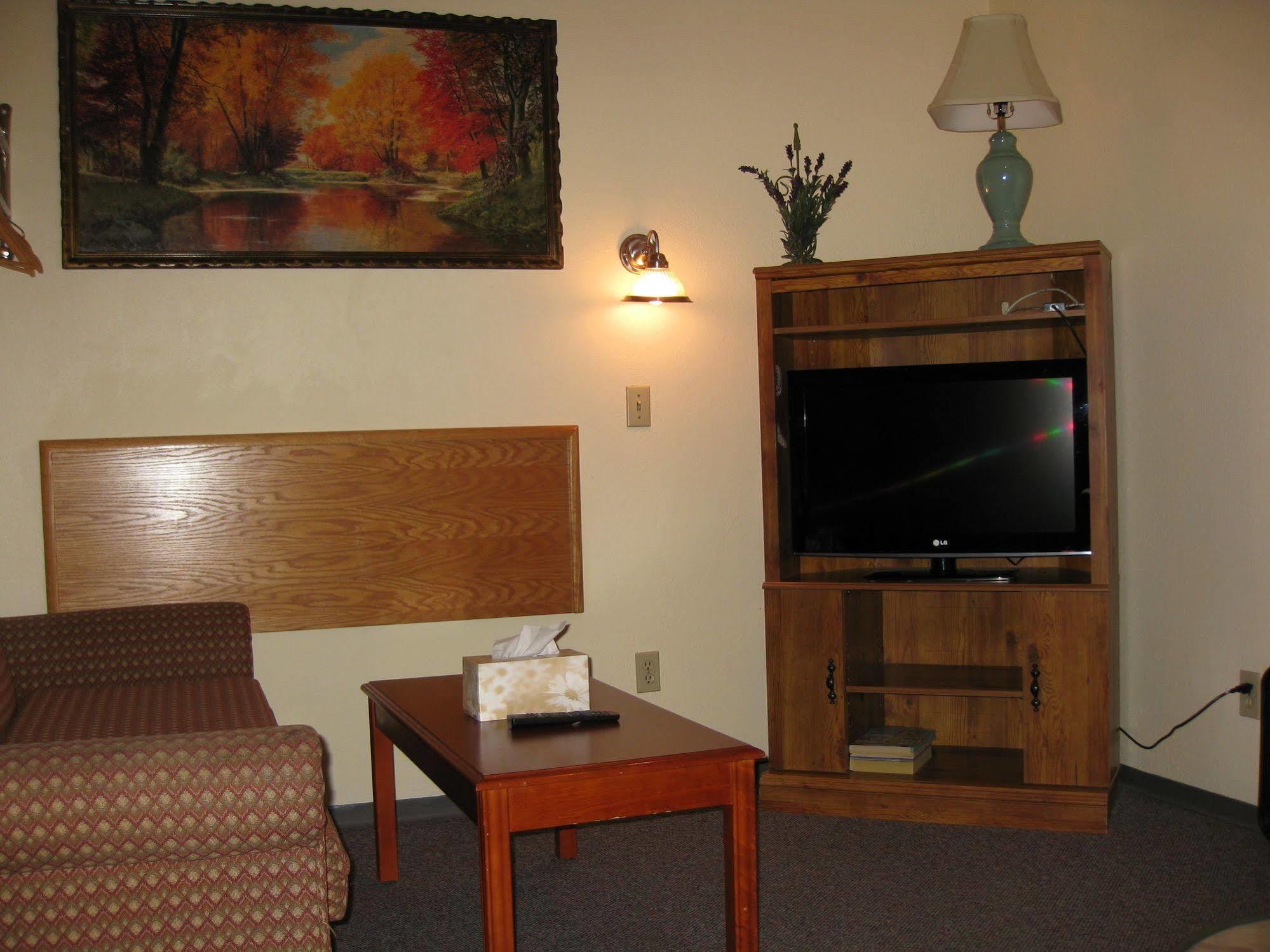 Econo Lodge Inn & Suites Pincher Creek Bagian luar foto