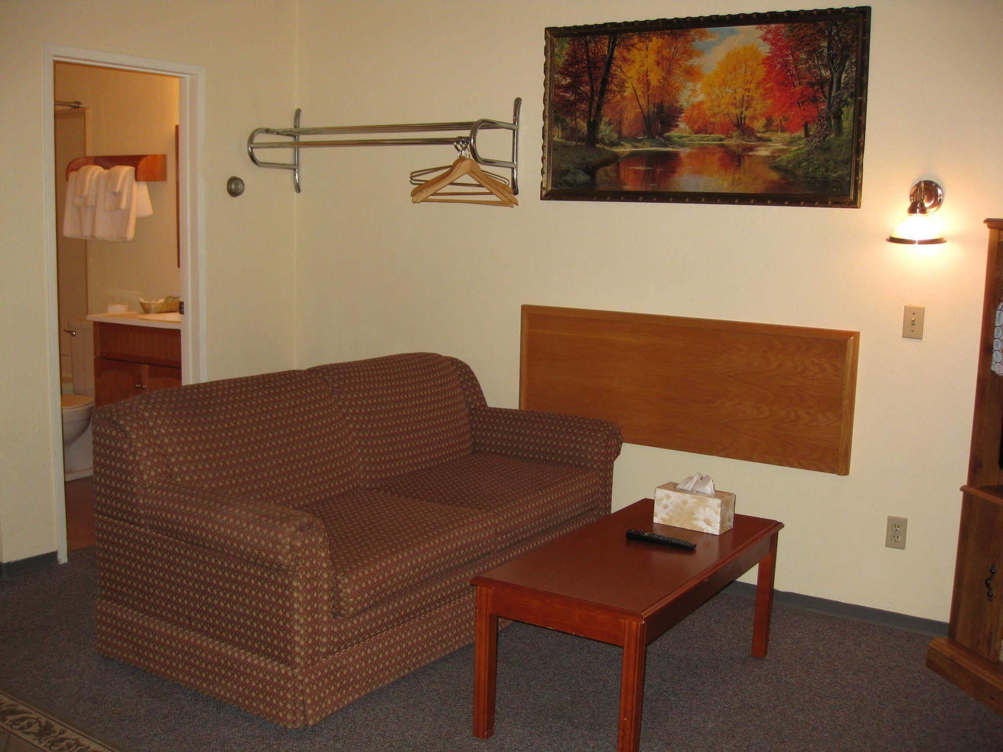 Econo Lodge Inn & Suites Pincher Creek Bagian luar foto