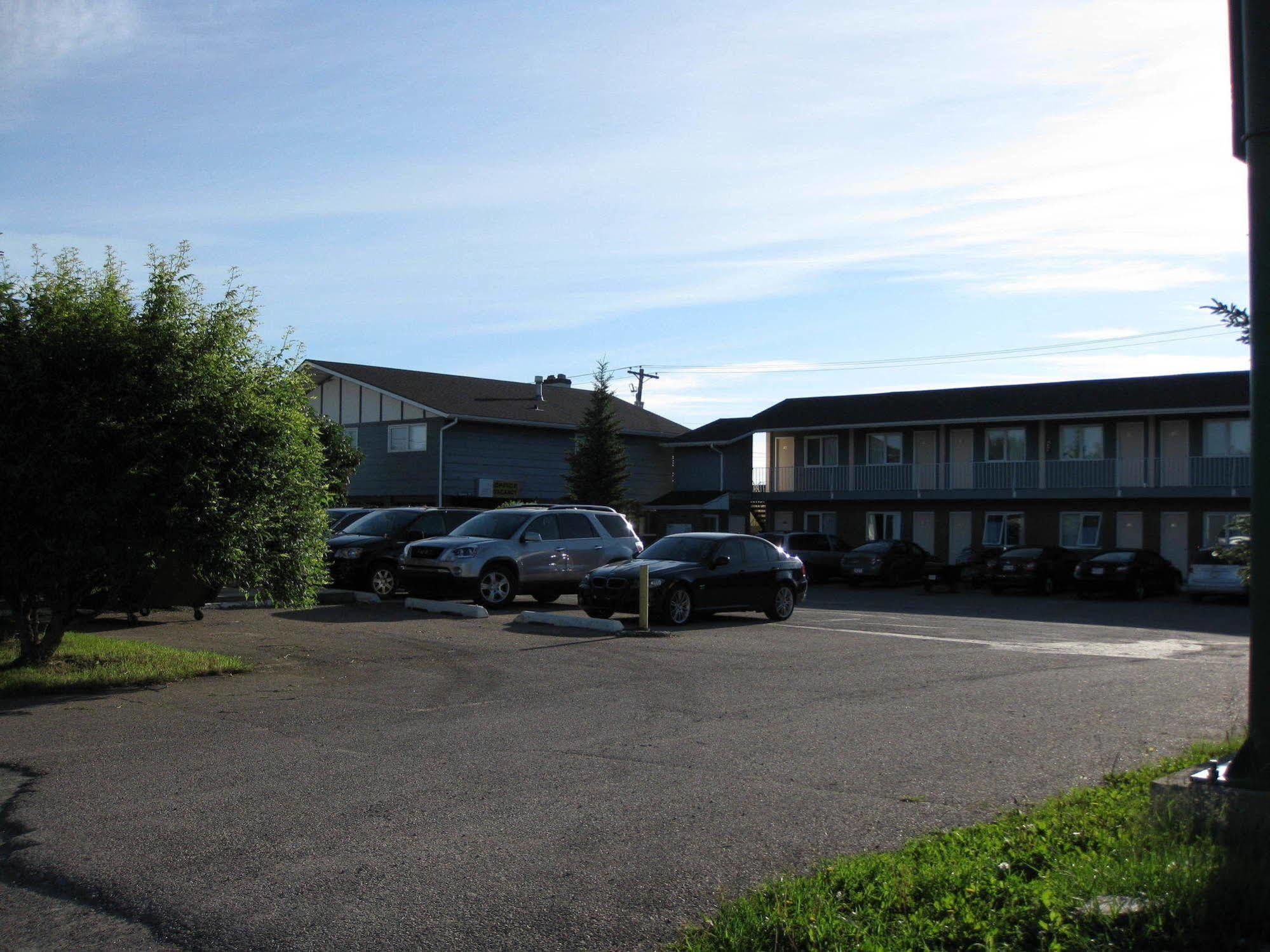 Econo Lodge Inn & Suites Pincher Creek Bagian luar foto