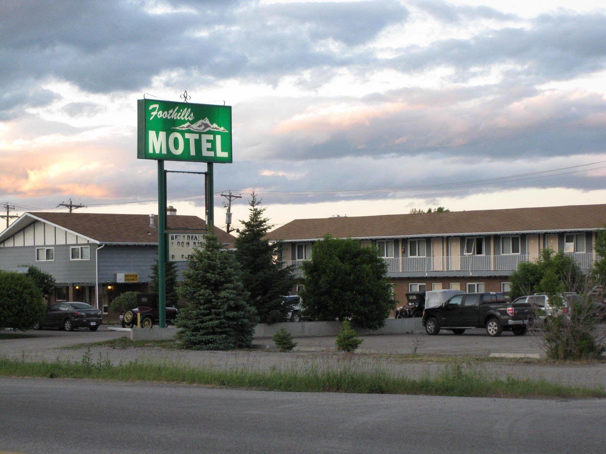 Econo Lodge Inn & Suites Pincher Creek Bagian luar foto