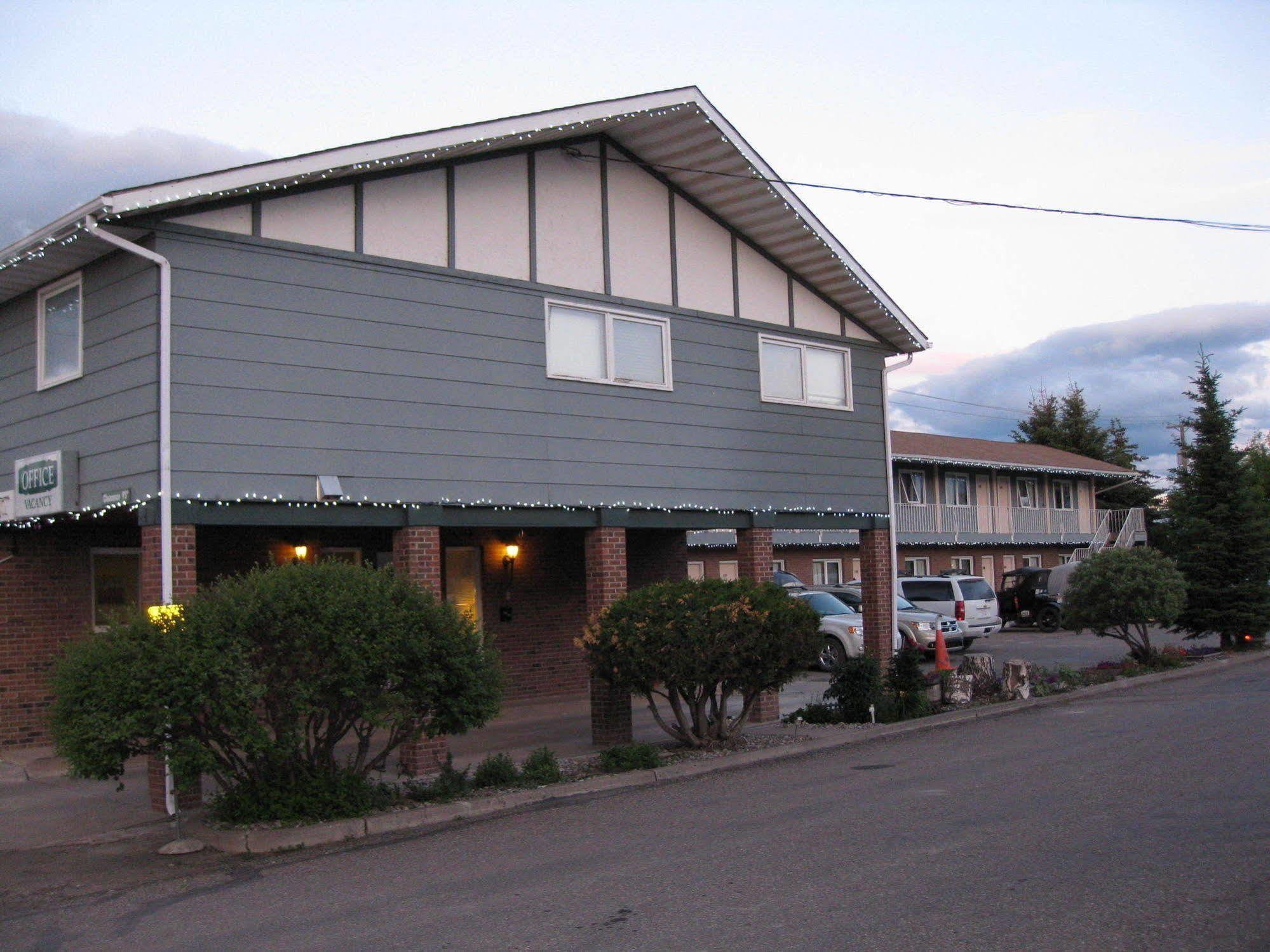 Econo Lodge Inn & Suites Pincher Creek Bagian luar foto