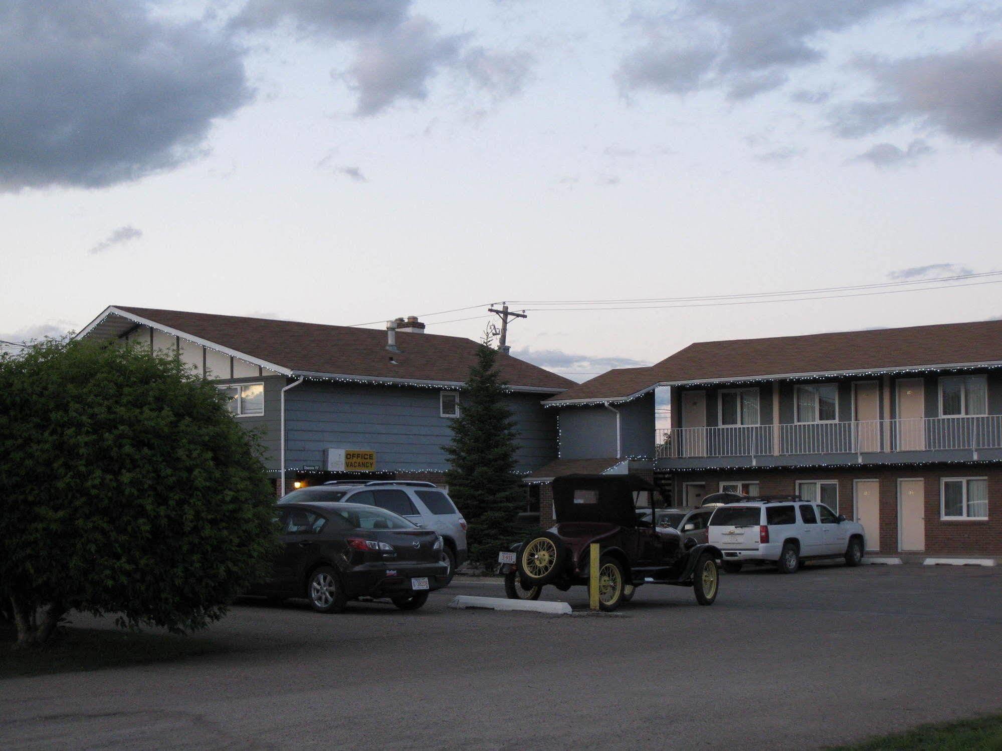 Econo Lodge Inn & Suites Pincher Creek Bagian luar foto